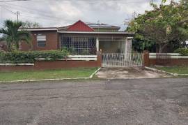 3 Bedrooms 2 Bathrooms, House for Sale in Kingston 8