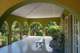 6 Bedrooms 5 Bathrooms, House for Sale in Linstead