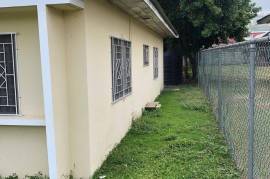 5 Bedrooms 3 Bathrooms, House for Sale in Kingston 19