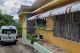 5 Bedrooms 3 Bathrooms, House for Sale in Kingston 8