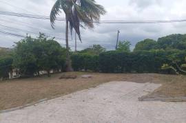 4 Bedrooms 2 Bathrooms, House for Sale in May Pen