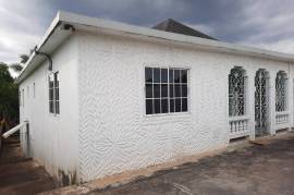 8 Bedrooms 7 Bathrooms, House for Sale in Linstead