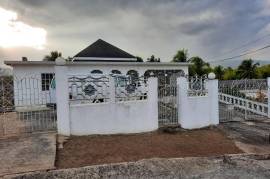 8 Bedrooms 7 Bathrooms, House for Sale in Linstead