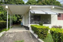 3 Bedrooms 2 Bathrooms, House for Sale in Kingston 19