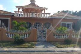 4 Bedrooms 3 Bathrooms, House for Private in Spanish Town