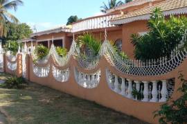 4 Bedrooms 3 Bathrooms, House for Private in Spanish Town