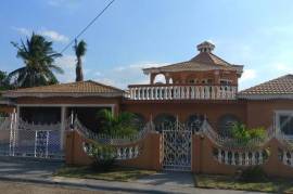 4 Bedrooms 3 Bathrooms, House for Private in Spanish Town