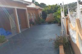 4 Bedrooms 3 Bathrooms, House for Private in Spanish Town