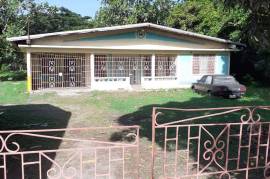 4 Bedrooms 2 Bathrooms, House for Sale in May Pen