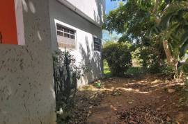 5 Bedrooms 4 Bathrooms, House for Private in May Pen