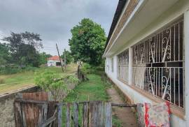 4 Bedrooms 2 Bathrooms, House for Sale in May Pen