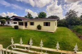 3 Bedrooms 2 Bathrooms, House for Sale in Petersfield