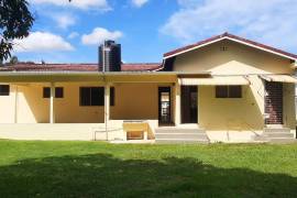 3 Bedrooms 2 Bathrooms, House for Sale in Petersfield