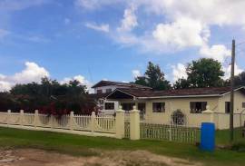 3 Bedrooms 2 Bathrooms, House for Sale in Petersfield