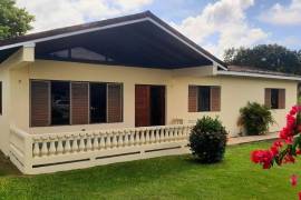 3 Bedrooms 2 Bathrooms, House for Sale in Petersfield