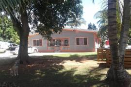 6 Bedrooms 3 Bathrooms, House for Sale in Linstead