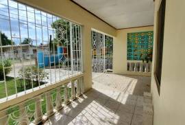 5 Bedrooms 3 Bathrooms, House for Sale in May Pen