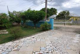 5 Bedrooms 3 Bathrooms, House for Sale in May Pen