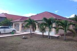 3 Bedrooms 2 Bathrooms, House for Sale in May Pen