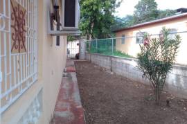 3 Bedrooms 2 Bathrooms, House for Sale in May Pen