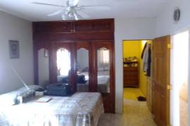 3 Bedrooms 2 Bathrooms, House for Sale in May Pen