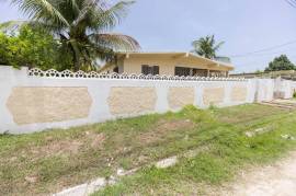 4 Bedrooms 3 Bathrooms, House for Sale in Spanish Town