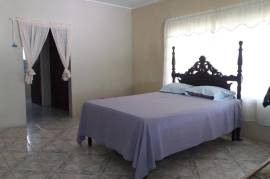 3 Bedrooms 2 Bathrooms, House for Sale in May Pen