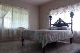 3 Bedrooms 2 Bathrooms, House for Sale in May Pen