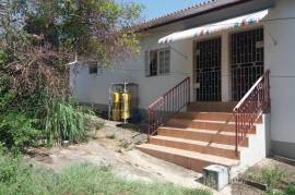 3 Bedrooms 2 Bathrooms, House for Sale in May Pen