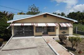 5 Bedrooms 3 Bathrooms, House for Sale in May Pen