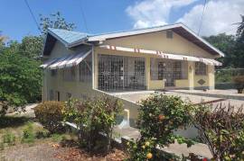 5 Bedrooms 3 Bathrooms, House for Sale in May Pen