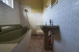 5 Bedrooms 3 Bathrooms, House for Sale in May Pen