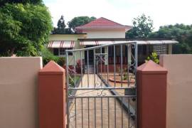 3 Bedrooms 2 Bathrooms, House for Sale in Duncans