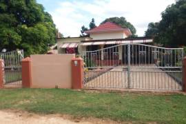 3 Bedrooms 2 Bathrooms, House for Sale in Duncans