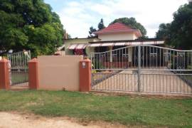 3 Bedrooms 2 Bathrooms, House for Sale in Duncans