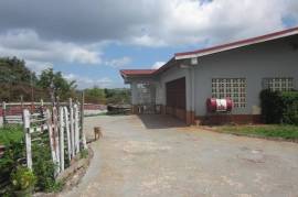 3 Bedrooms 2 Bathrooms, House for Private in Mandeville