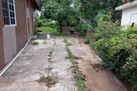 4 Bedrooms 2 Bathrooms, House for Sale in May Pen