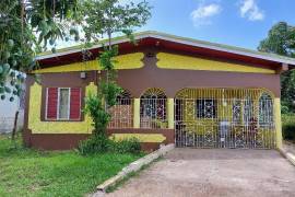 4 Bedrooms 2 Bathrooms, House for Sale in May Pen