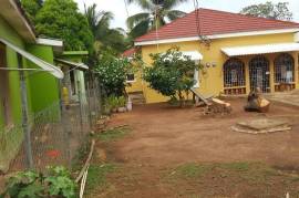 5 Bedrooms 3 Bathrooms, House for Sale in May Pen