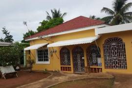 5 Bedrooms 3 Bathrooms, House for Sale in May Pen