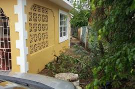 5 Bedrooms 3 Bathrooms, House for Sale in May Pen