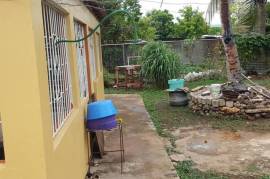 5 Bedrooms 3 Bathrooms, House for Sale in May Pen