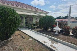 3 Bedrooms 2 Bathrooms, House for Sale in May Pen