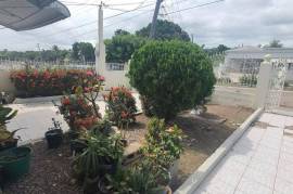 3 Bedrooms 2 Bathrooms, House for Sale in May Pen