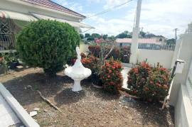 3 Bedrooms 2 Bathrooms, House for Sale in May Pen