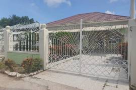 3 Bedrooms 2 Bathrooms, House for Sale in May Pen