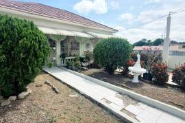 3 Bedrooms 2 Bathrooms, House for Sale in May Pen