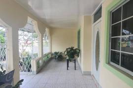 3 Bedrooms 2 Bathrooms, House for Sale in May Pen