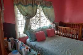 4 Bedrooms 2 Bathrooms, House for Sale in May Pen