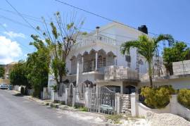 6 Bedrooms 4 Bathrooms, House for Private in Montego Bay